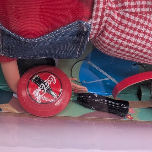 Vintage Barbie Doll with Accessories Coca Cola Picnic 19626 Mattel 1997 - Picture 7 of 8